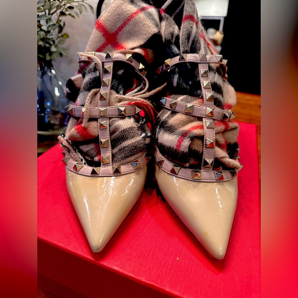 Valentino Rockstud Pumps in Nude.